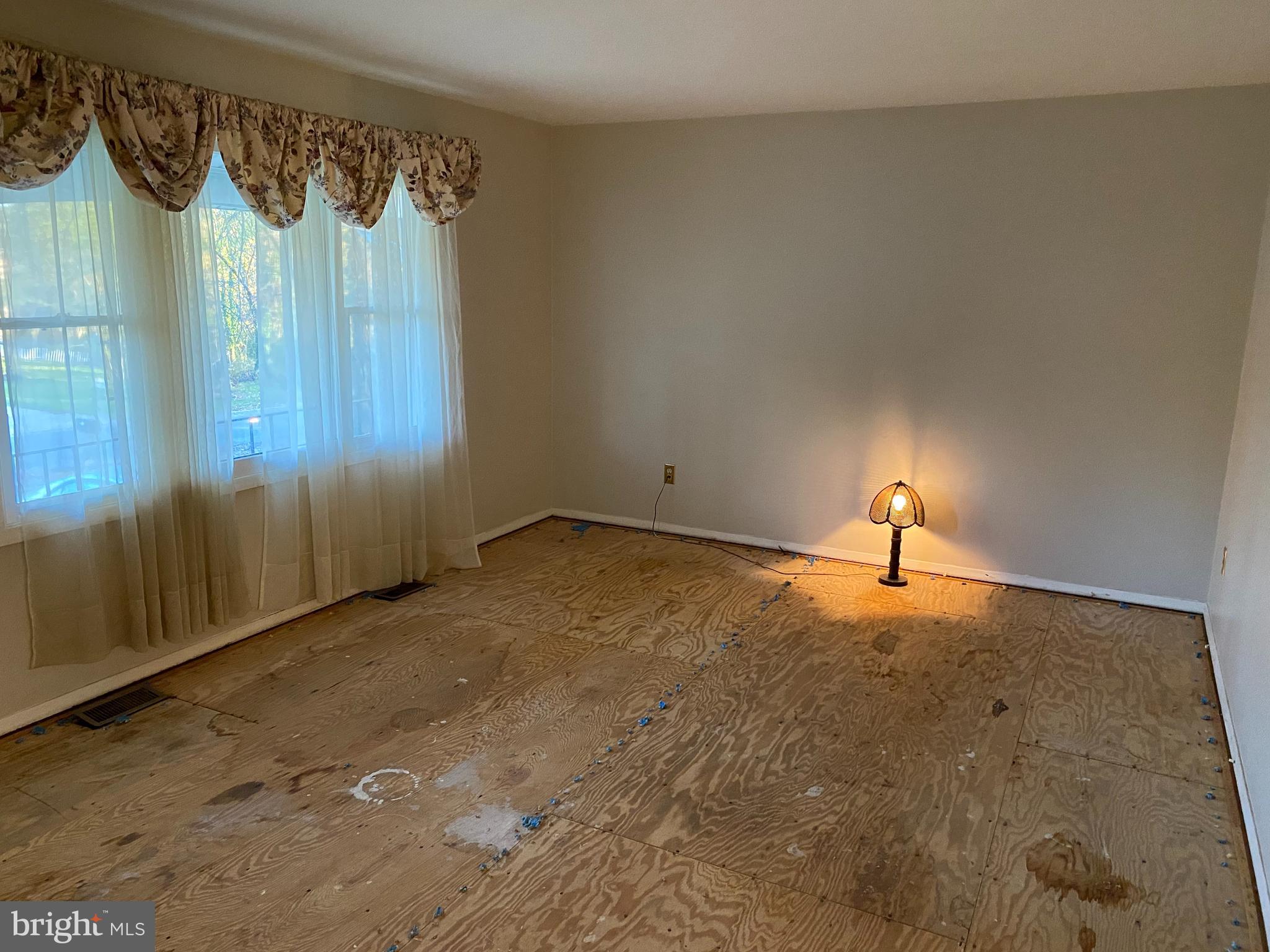 712 Kent Avenue Baltimore, MD 21228 - Photo 5 of 30 Living Room
