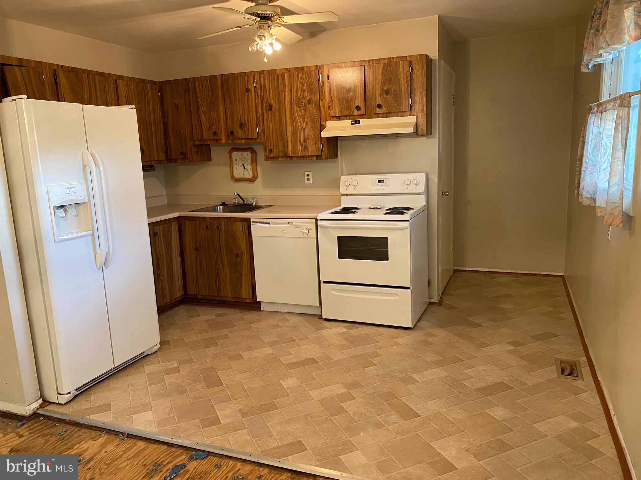 712 Kent Avenue Baltimore, MD 21228 - Photo 8 of 30 Kitchen