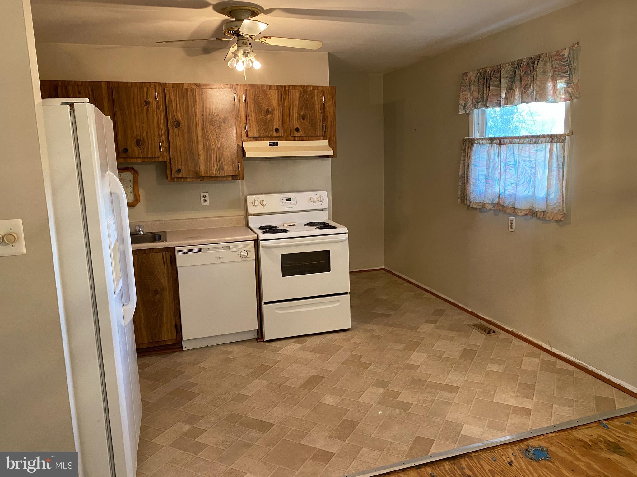712 Kent Avenue Baltimore, MD 21228 - Photo 10 of 30 Kitchen
