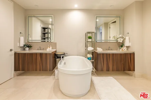 $2,370,000 | 460 North Palm Drive, Unit 403, Beverly Hills, CA 90210