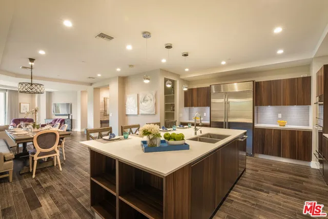 $2,370,000 | 460 North Palm Drive, Unit 403, Beverly Hills, CA 90210