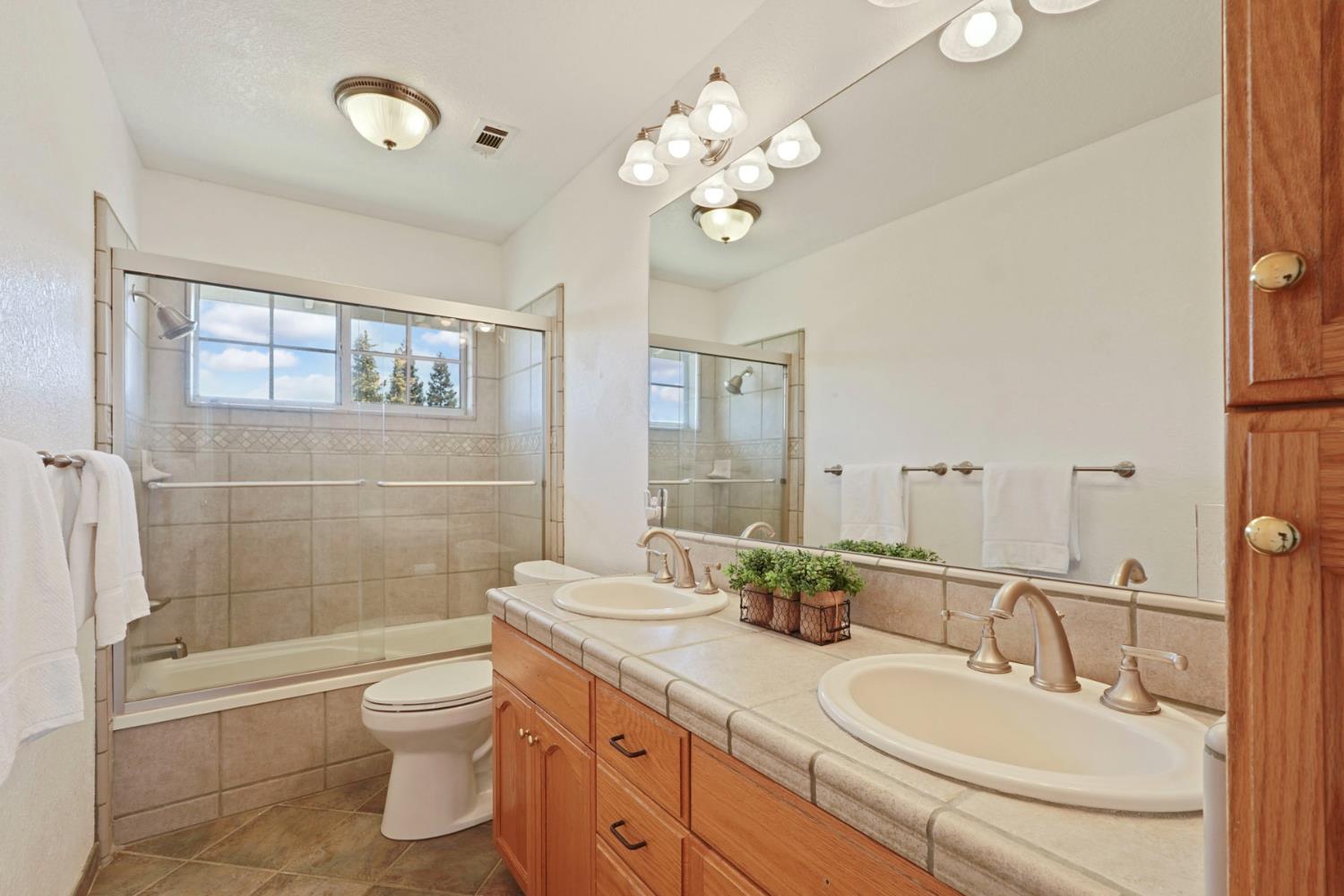 18432 Ironstone Street Woodbridge, CA 95258 - Photo 41 of 50 Secondary bath with dual sinks and tub/shower.