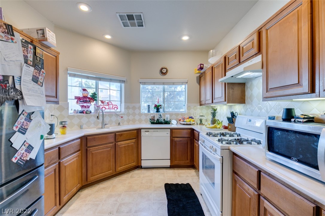 5851 Crumbling Ridge Street Henderson, NV 89011 - Photo 3 of 37