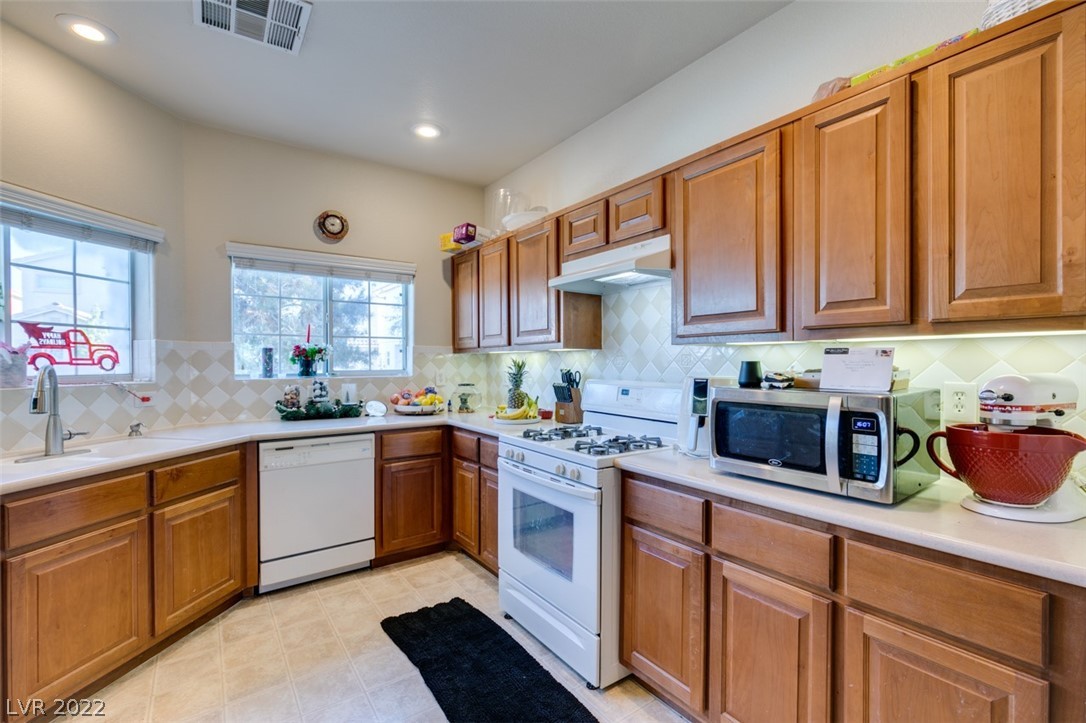 5851 Crumbling Ridge Street Henderson, NV 89011 - Photo 4 of 37