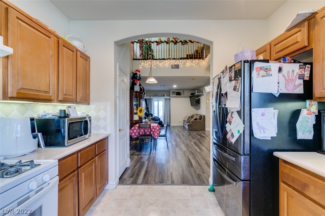 5851 Crumbling Ridge Street Henderson, NV 89011 - Photo 5 of 37