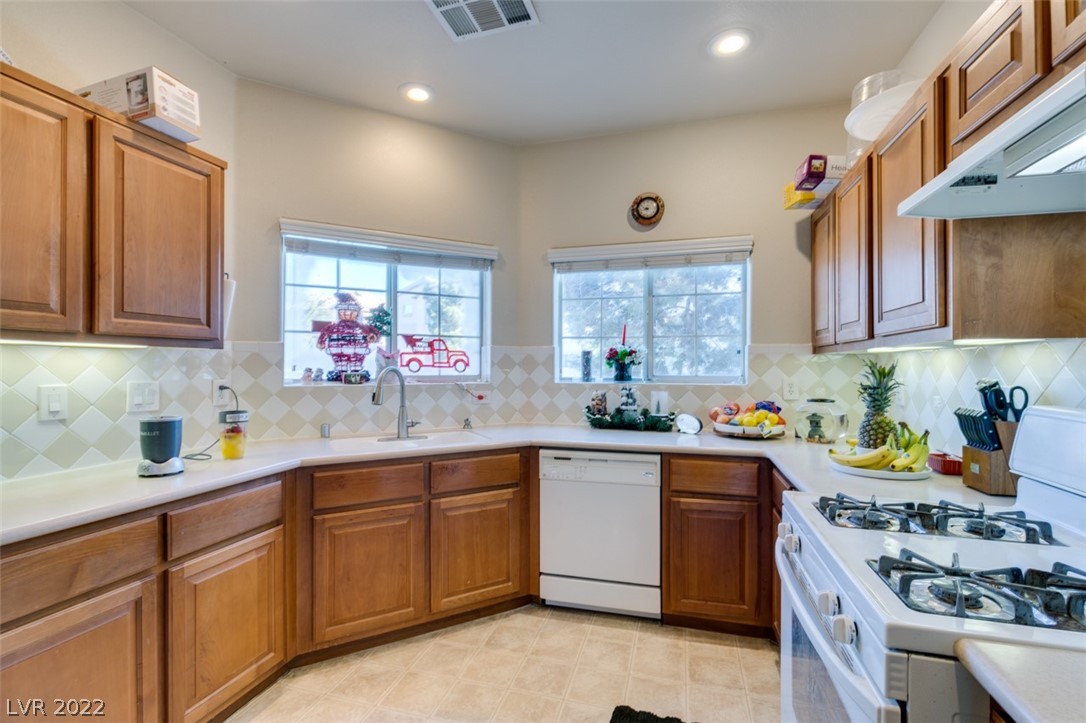 5851 Crumbling Ridge Street Henderson, NV 89011 - Photo 7 of 37