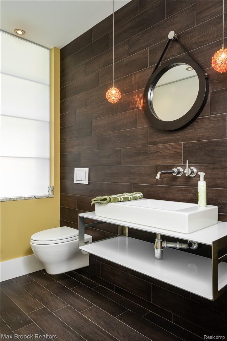 16 Ridge Road Pleasant Ridge, MI 48069 - Photo 20 of 44 Main Level Lavatory