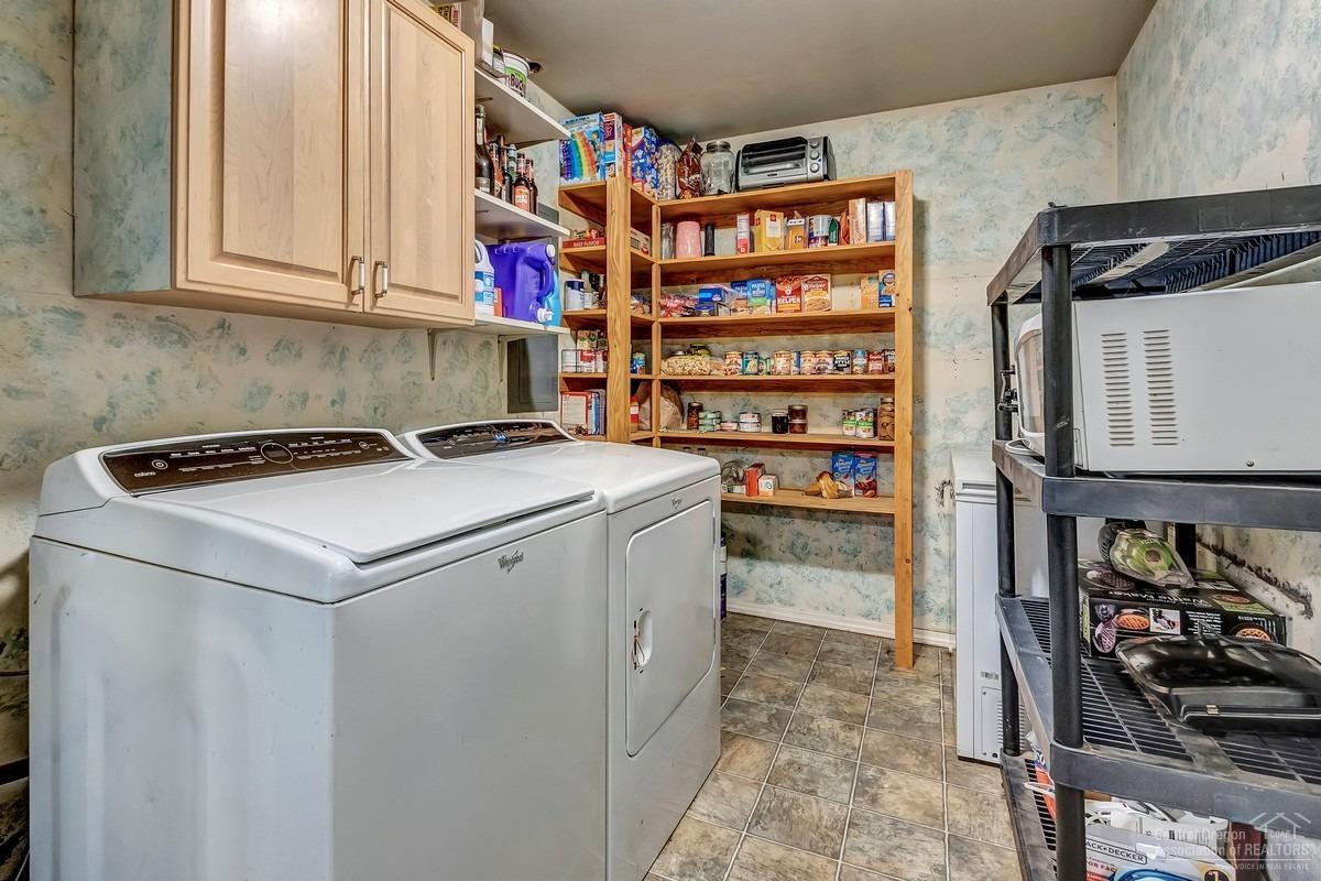 59757 Cheyenne Road Bend, OR 97702 - Photo 8 of 25 a utility room with washer and dryer