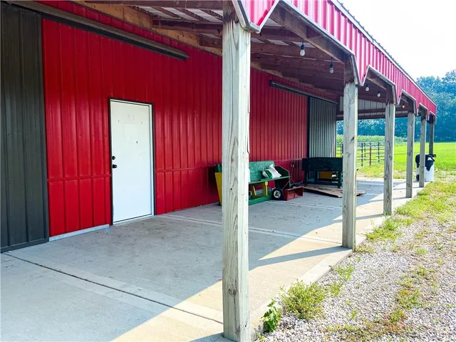 $1,000,000 | 35100 East Outer Belt Road, Lone Jack, MO 64070