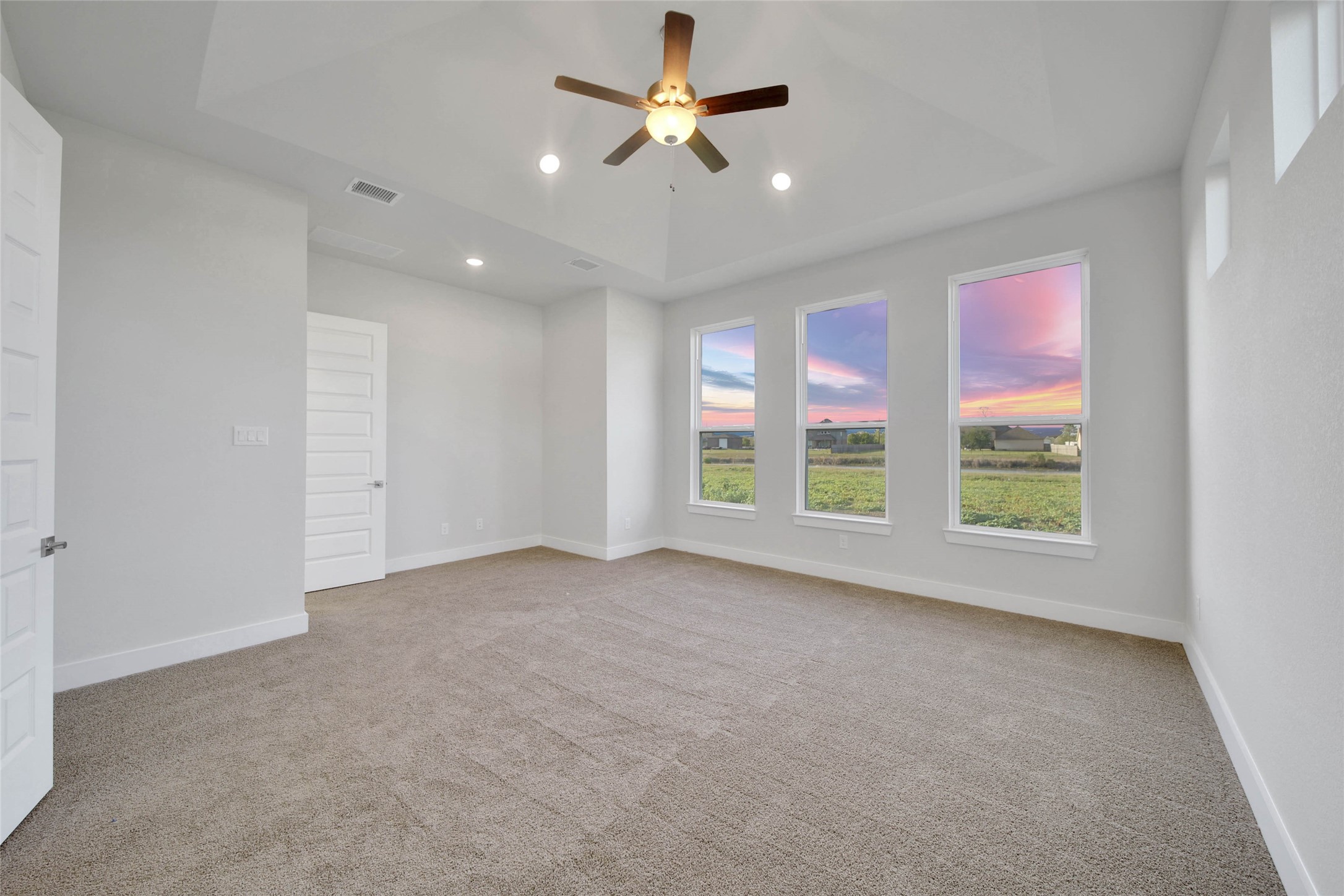 4515 Magnolia Bend Drive Rosharon, TX 77583 - Photo 16 of 46 an empty room with chandelier fan and windows