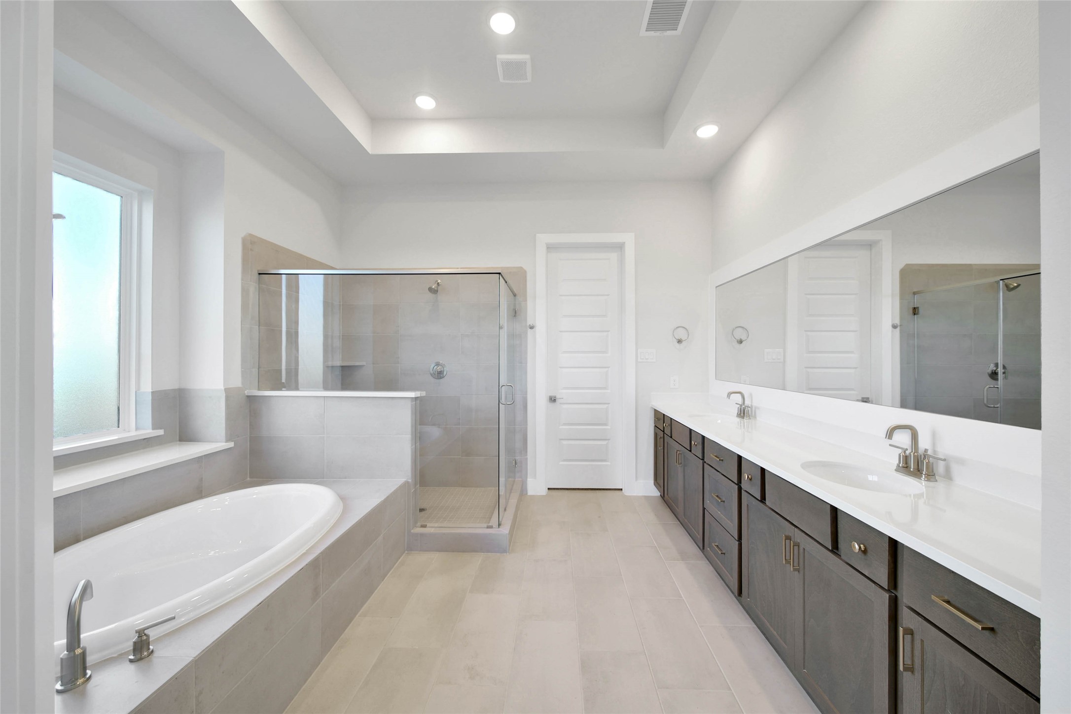 4515 Magnolia Bend Drive Rosharon, TX 77583 - Photo 20 of 46 a bathroom with a tub a sink shower and mirror