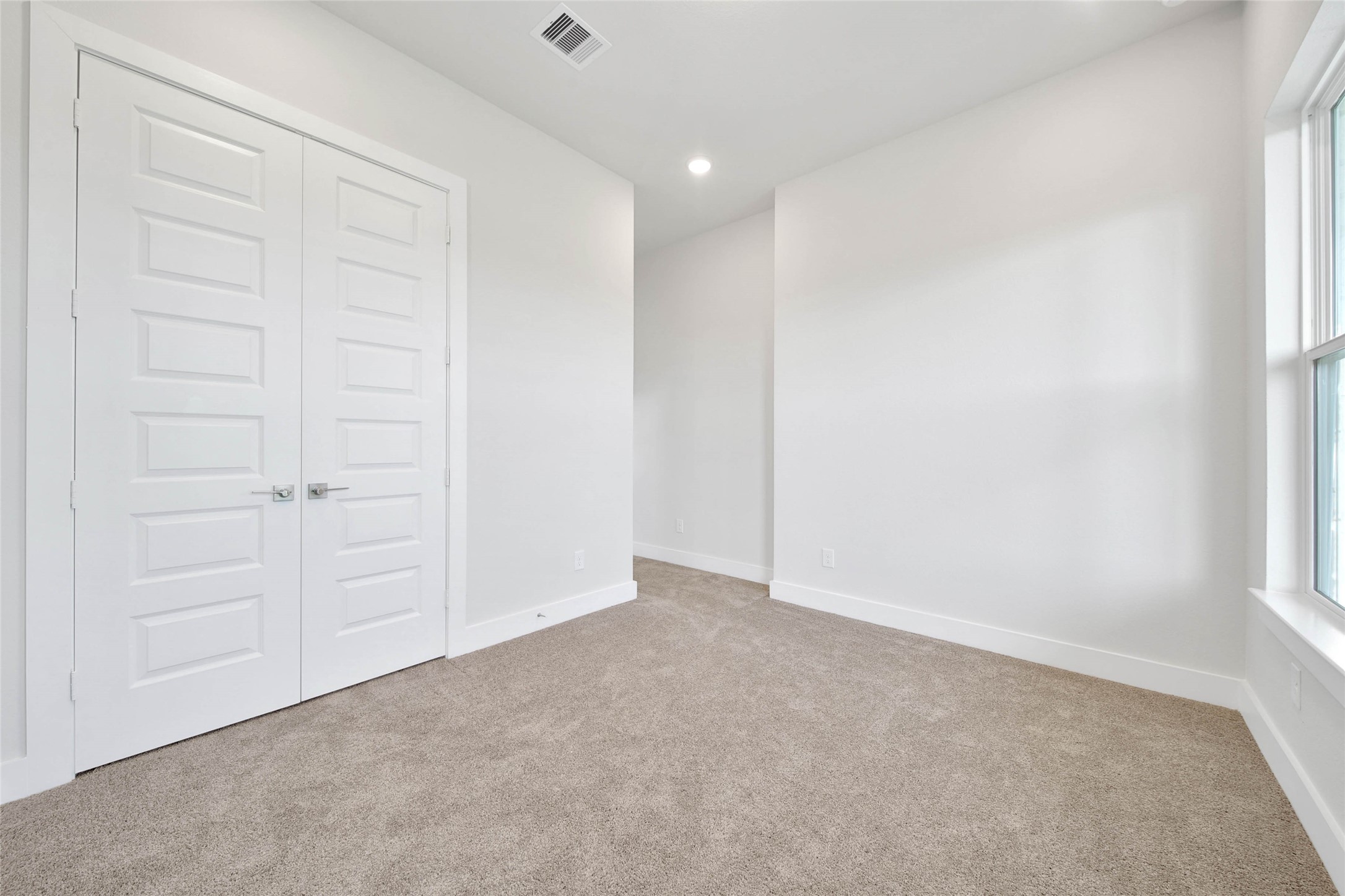 4515 Magnolia Bend Drive Rosharon, TX 77583 - Photo 27 of 46 an empty room with closet