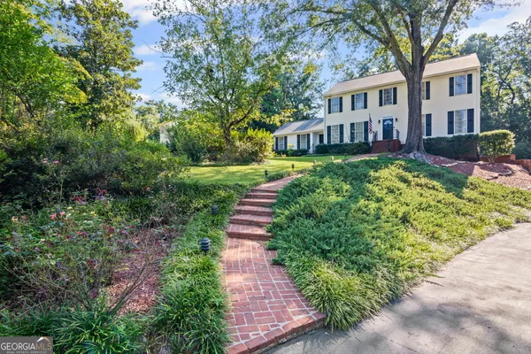 a view of a house with a yard