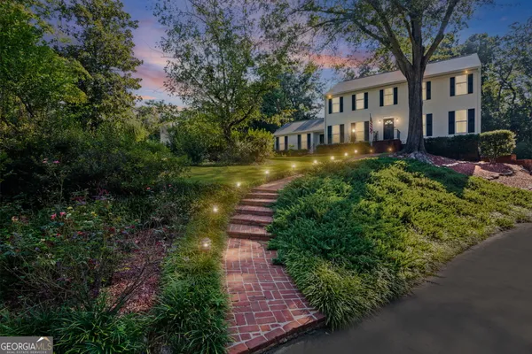 a view of a house with a yard