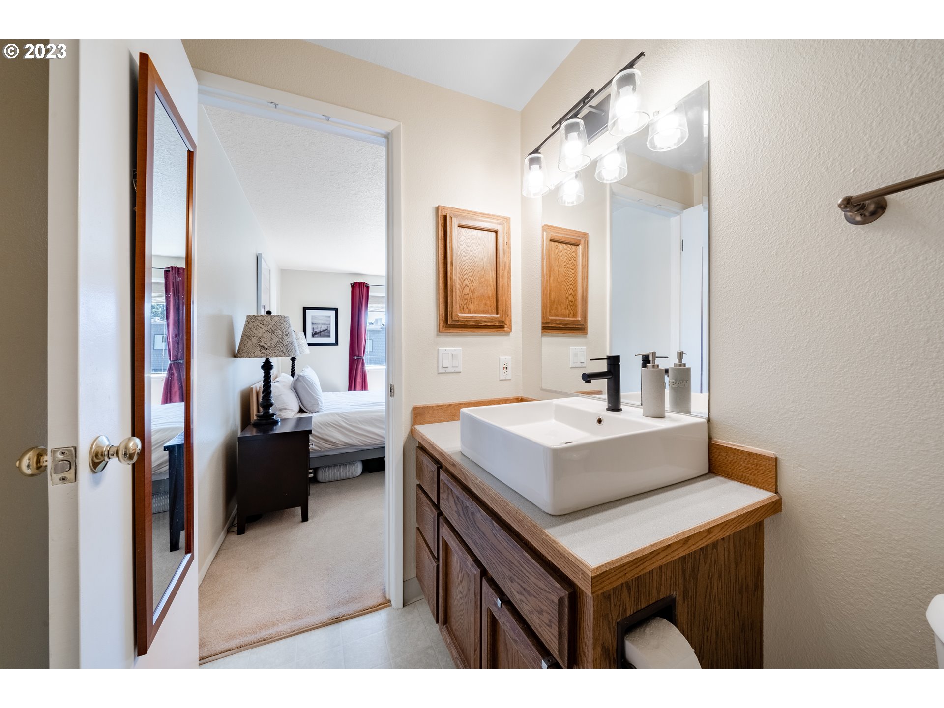 5606 South Riverside Lane, Unit 3 Portland, OR 97239 - Photo 16 of 27 Gallery Image 16