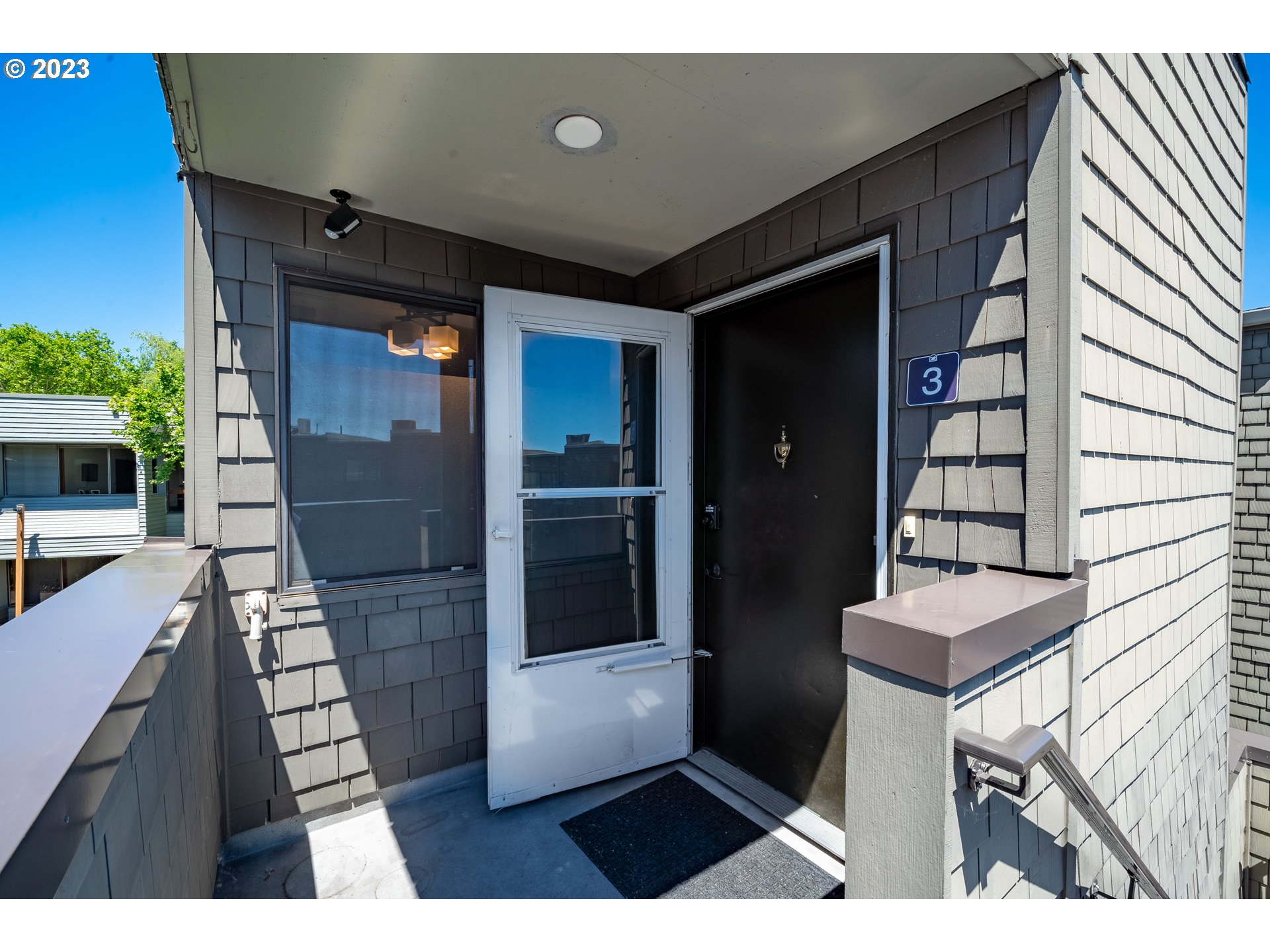 5606 South Riverside Lane, Unit 3 Portland, OR 97239 - Photo 3 of 27 Gallery Image 3
