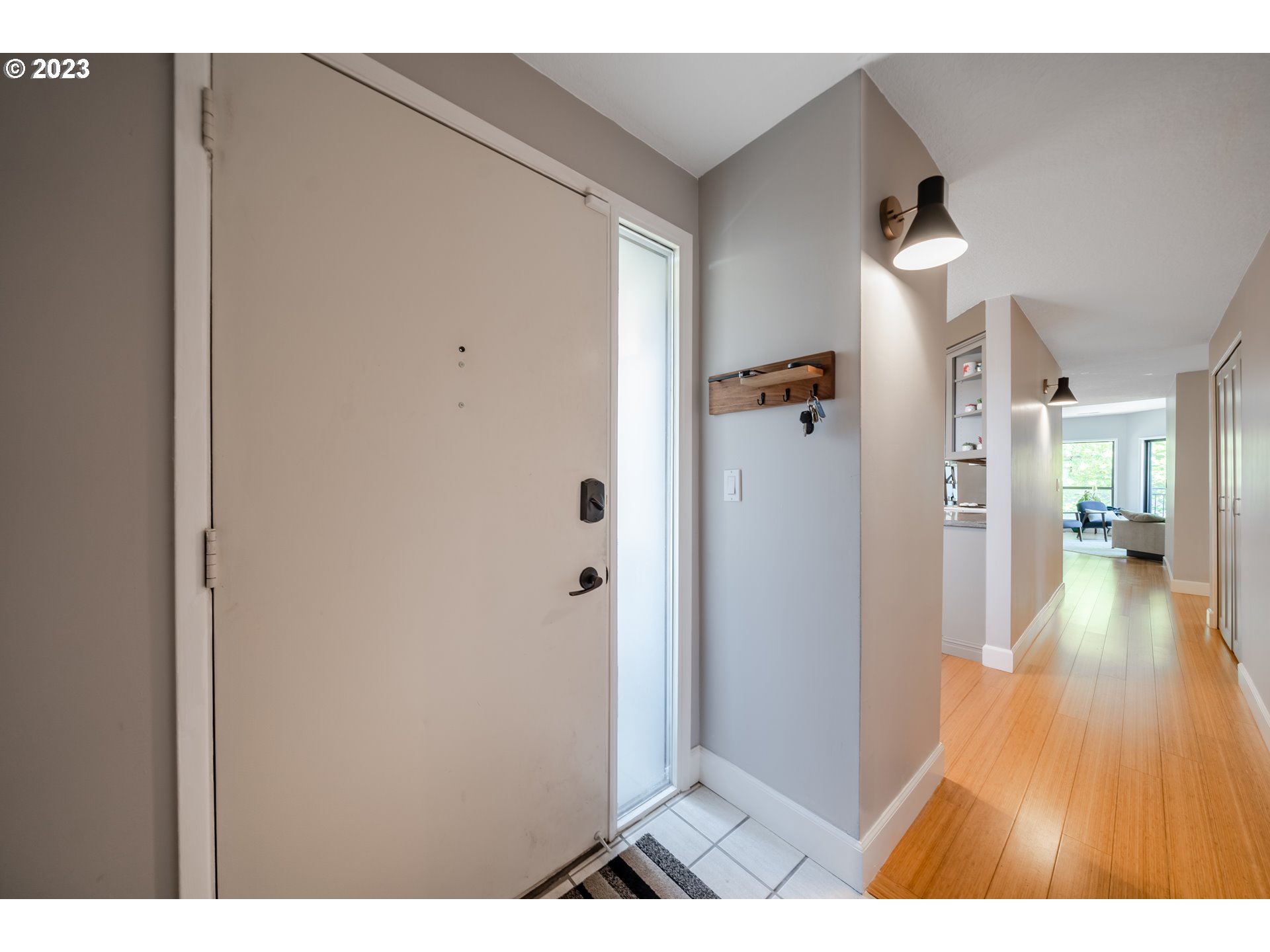 5606 South Riverside Lane, Unit 3 Portland, OR 97239 - Photo 4 of 27 Gallery Image 4