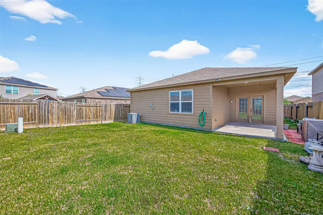 a view of a house with backyard and porch