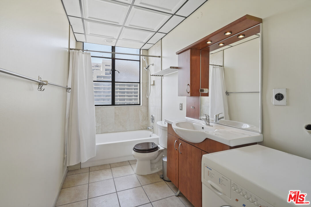 108 West 2nd Street, Unit 708 Los Angeles, CA 90012 - Photo 17 of 40 a bathroom with a sink toilet and shower