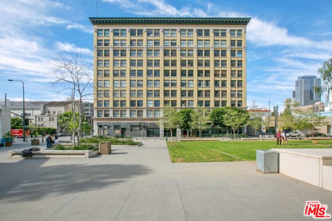 108 West 2nd Street, Unit 708 Los Angeles, CA 90012 - Photo 36 of 40 a building view with a outdoor space