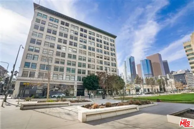 a view of a back yard