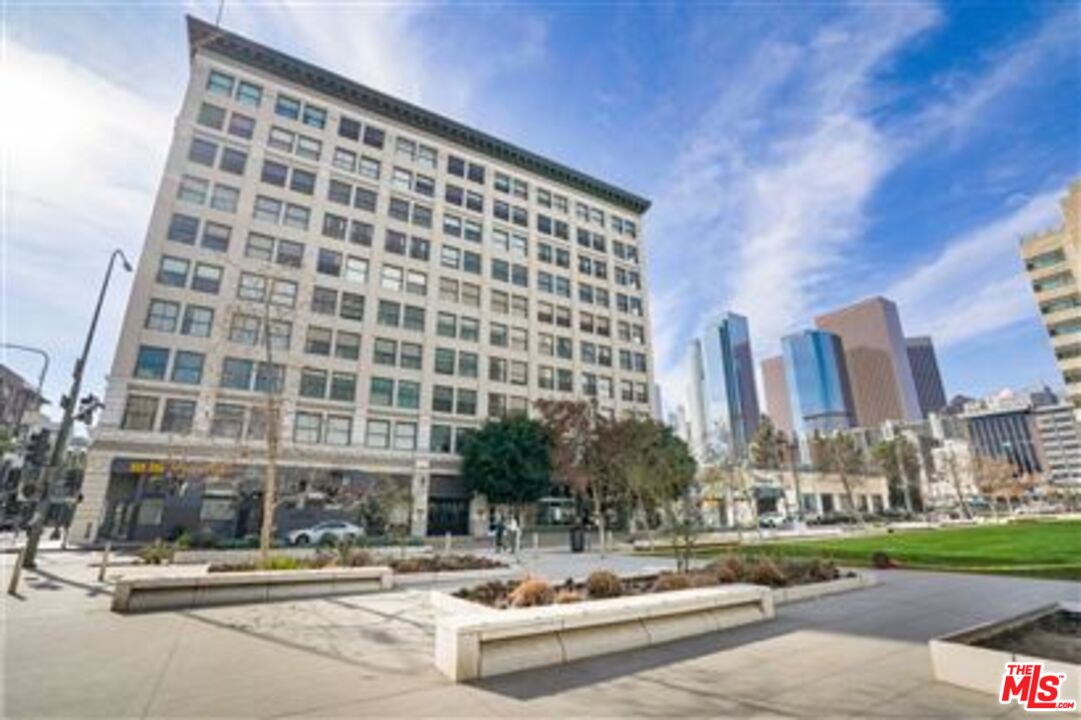 108 West 2nd Street, Unit 708 Los Angeles, CA 90012 - Photo 38 of 40 a front view of a building