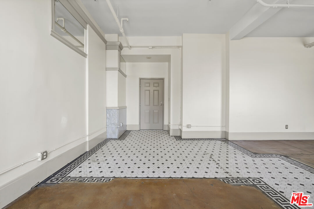 108 West 2nd Street, Unit 708 Los Angeles, CA 90012 - Photo 6 of 40 an empty room with a bench