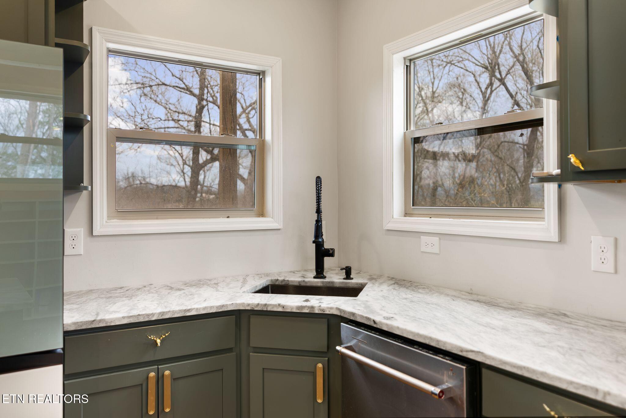 197 Ruth Lane Sevierville, TN 37862 - Photo 11 of 42 kitchen3