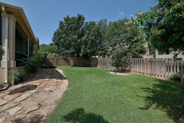 a view of a back yard