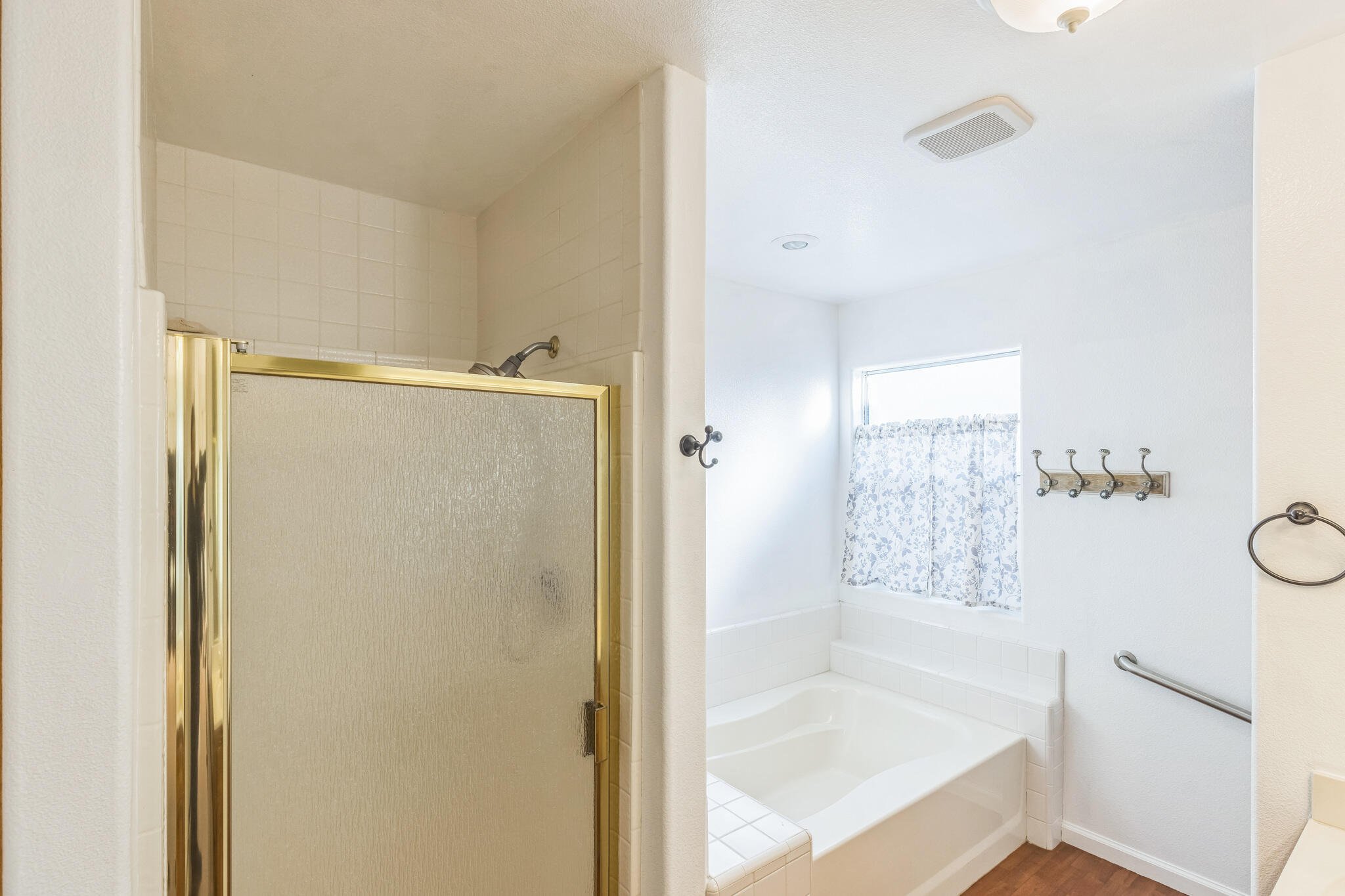 5146 Turnstone Circle Guadalupe, CA 93434 - Photo 8 of 21 a bathroom with a bathtub and shower