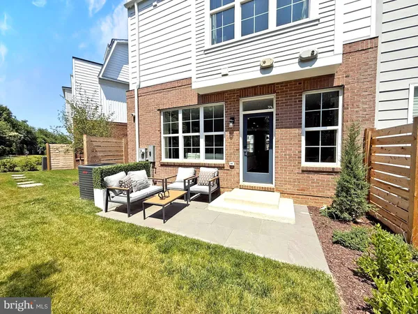 $859,900 | 2521 Farmstead Drive, Unit 106, Rockville, MD 20850