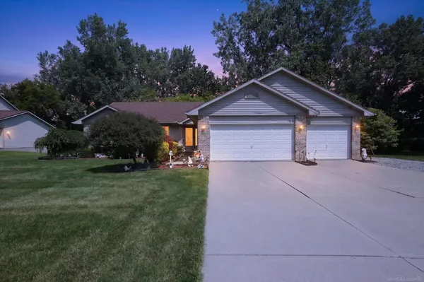 $330,000 | 1433 Newcastle Drive, Davison, MI 48423