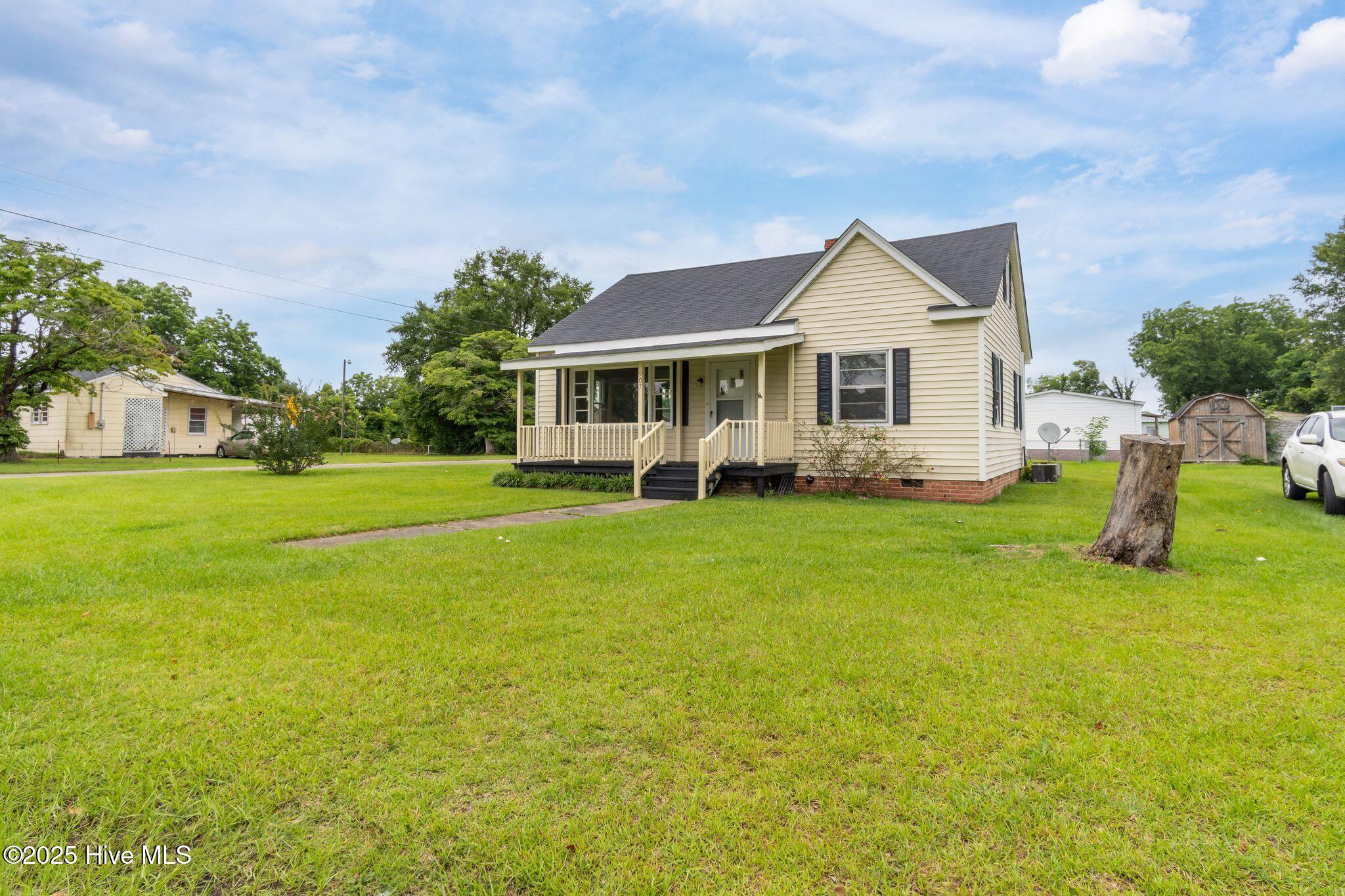 907 Sycamore Avenue Kinston, NC 28504 - Photo 3 of 26 907 Sycamore-2