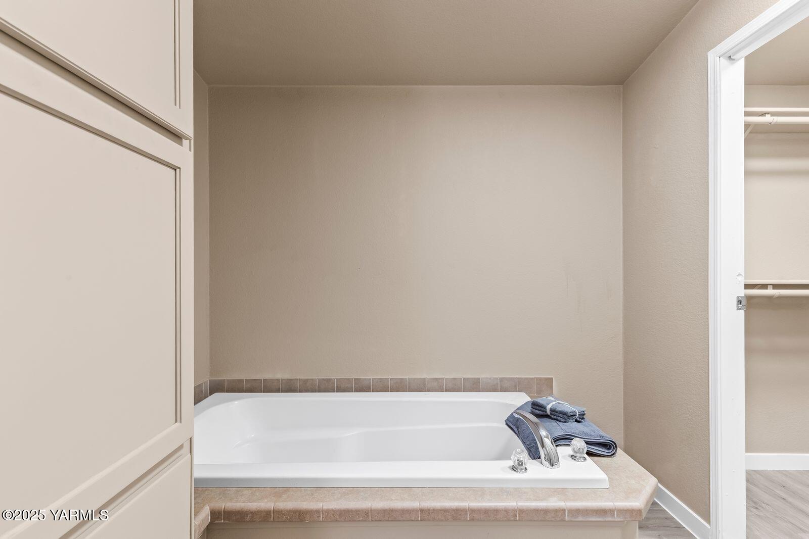 1023 Gibson Road Selah, WA 98942 - Photo 15 of 39 a bathroom with a bathtub