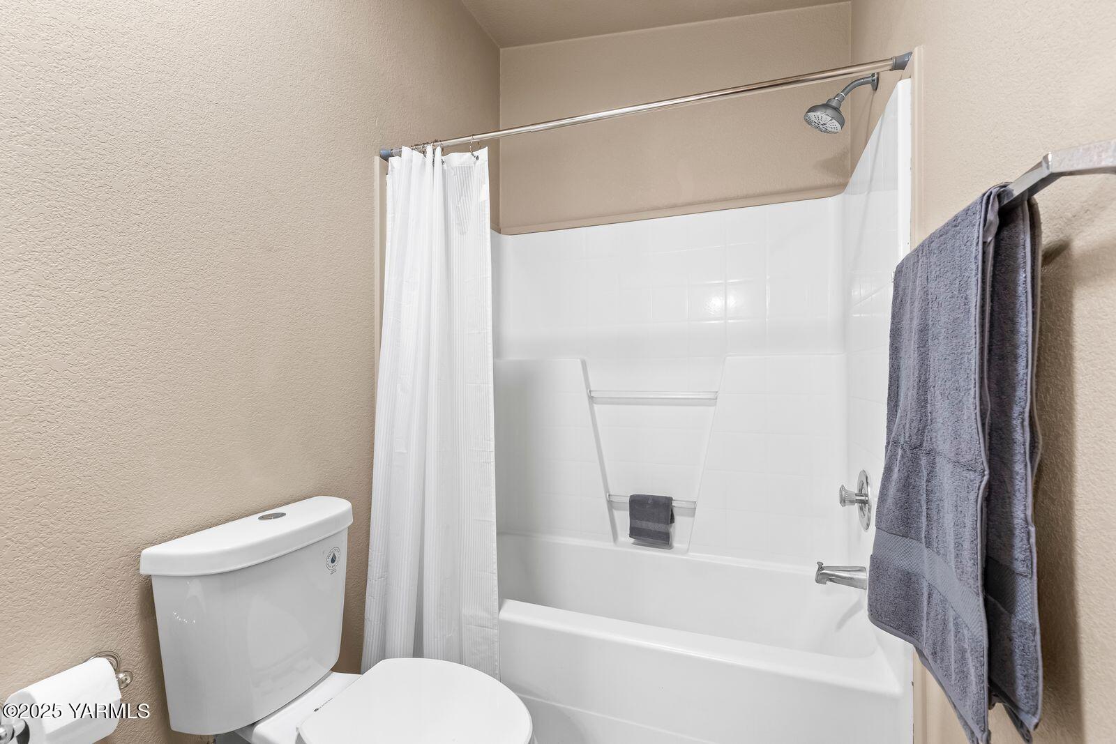 1023 Gibson Road Selah, WA 98942 - Photo 18 of 39 a bathroom with a shower and a toilet