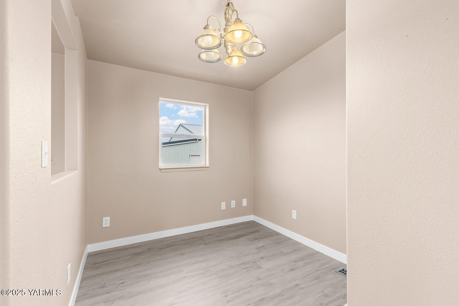 1023 Gibson Road Selah, WA 98942 - Photo 23 of 39 an empty room with wooden floor and windows