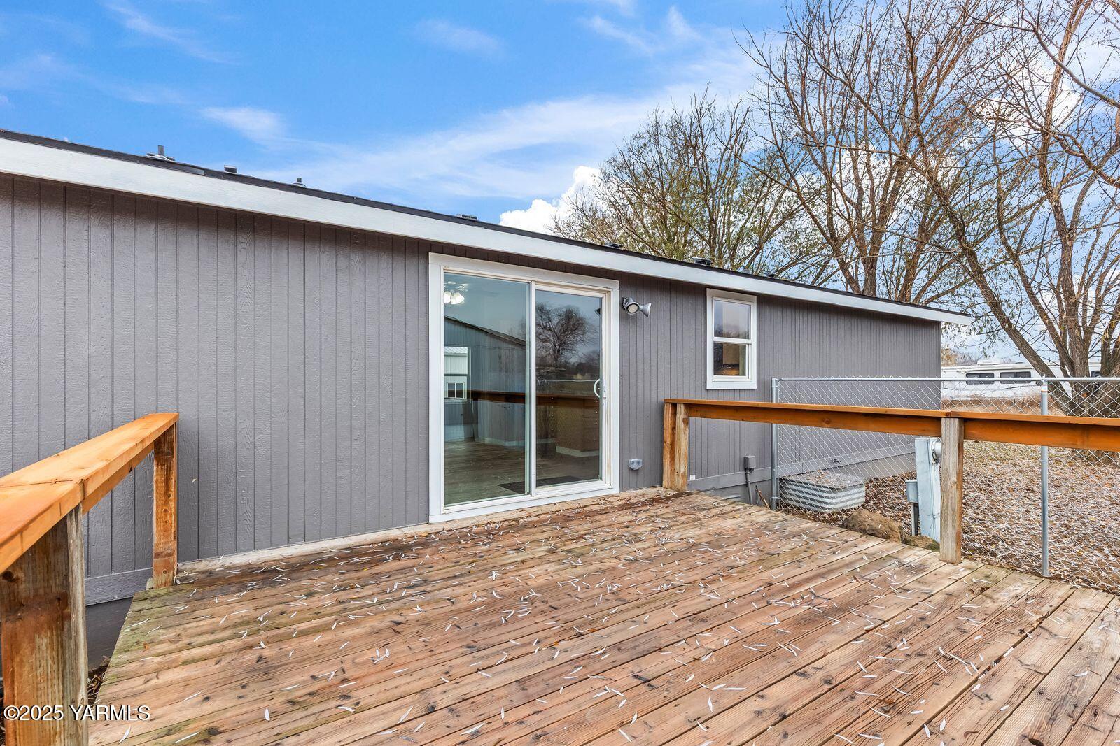 1023 Gibson Road Selah, WA 98942 - Photo 28 of 39 a view of a backyard of a house