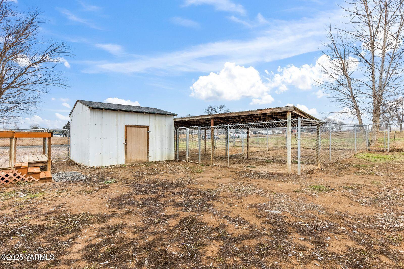 1023 Gibson Road Selah, WA 98942 - Photo 30 of 39 a big room with tree s