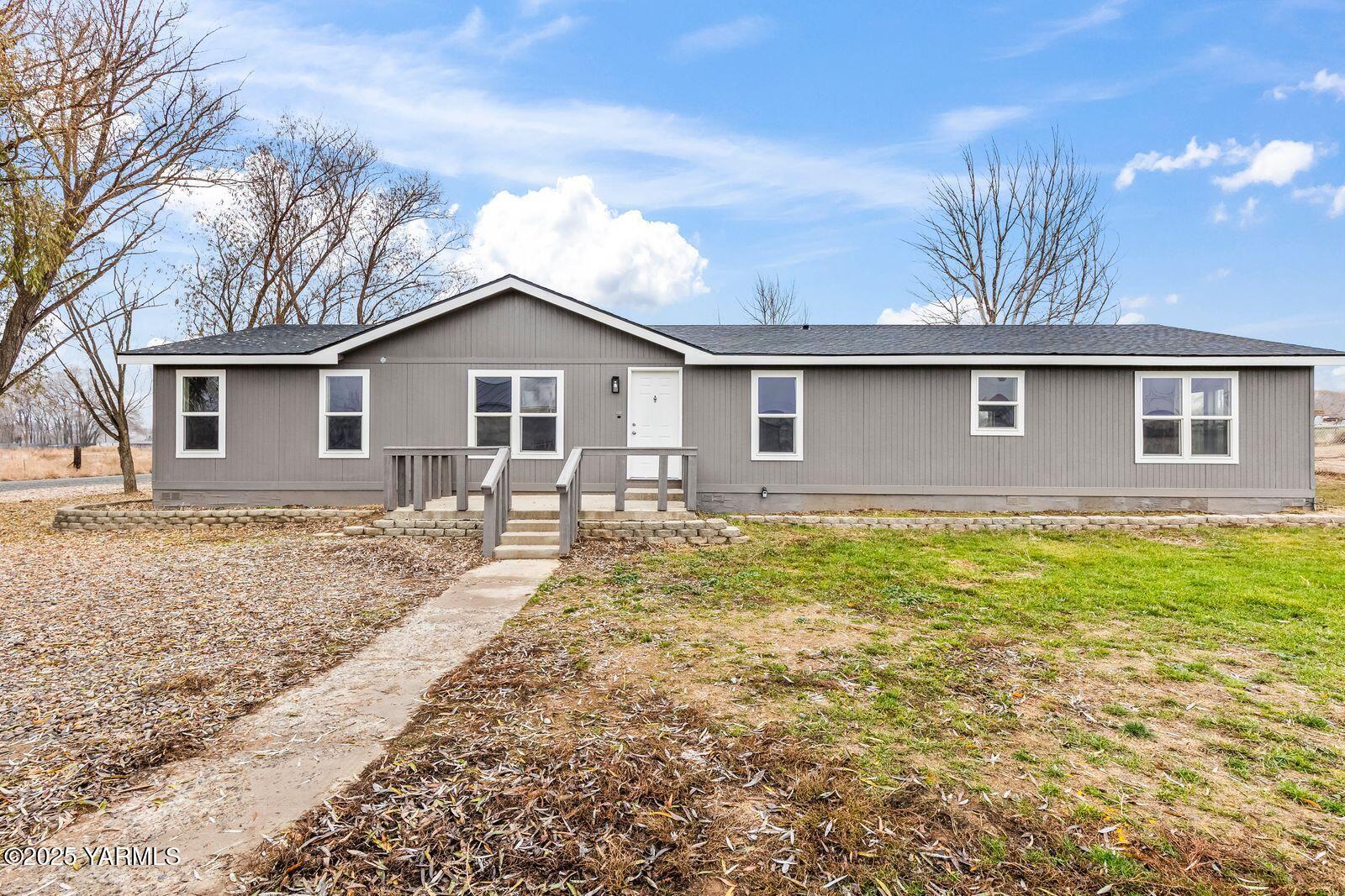 1023 Gibson Road Selah, WA 98942 - Photo 3 of 39 a front view of a house with garden