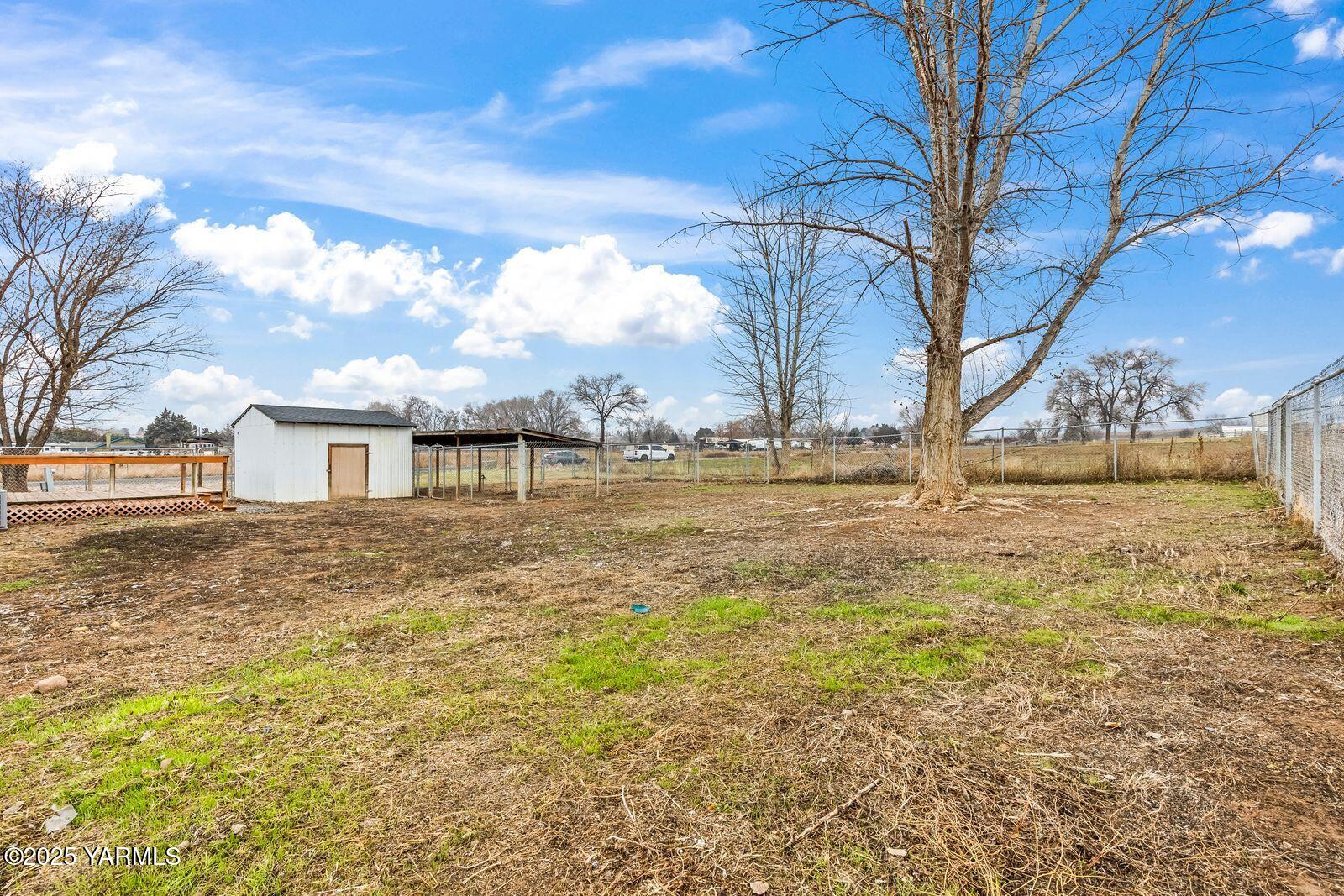 1023 Gibson Road Selah, WA 98942 - Photo 32 of 39 a front view of a house with a yard