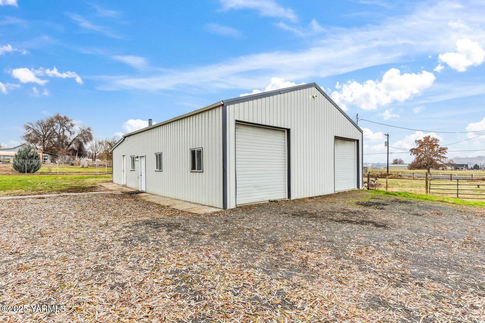 1023 Gibson Road Selah, WA 98942 - Photo 33 of 39 a view of a house with a backyard