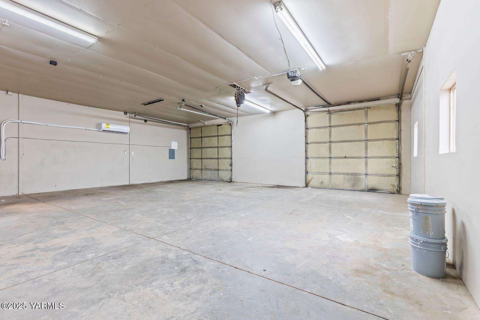 1023 Gibson Road Selah, WA 98942 - Photo 34 of 39 a view of a garage