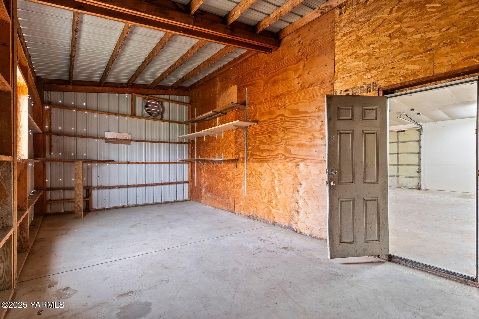 1023 Gibson Road Selah, WA 98942 - Photo 37 of 39 a view of a garage