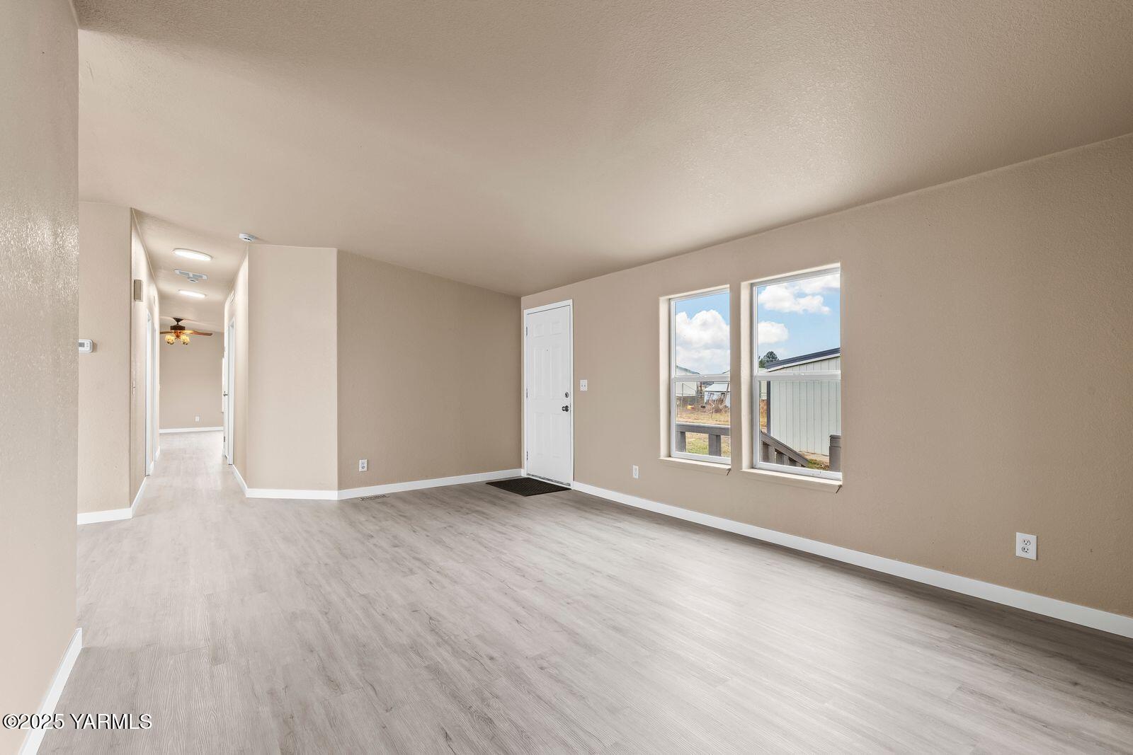 1023 Gibson Road Selah, WA 98942 - Photo 7 of 39 an empty room with wooden floor and windows