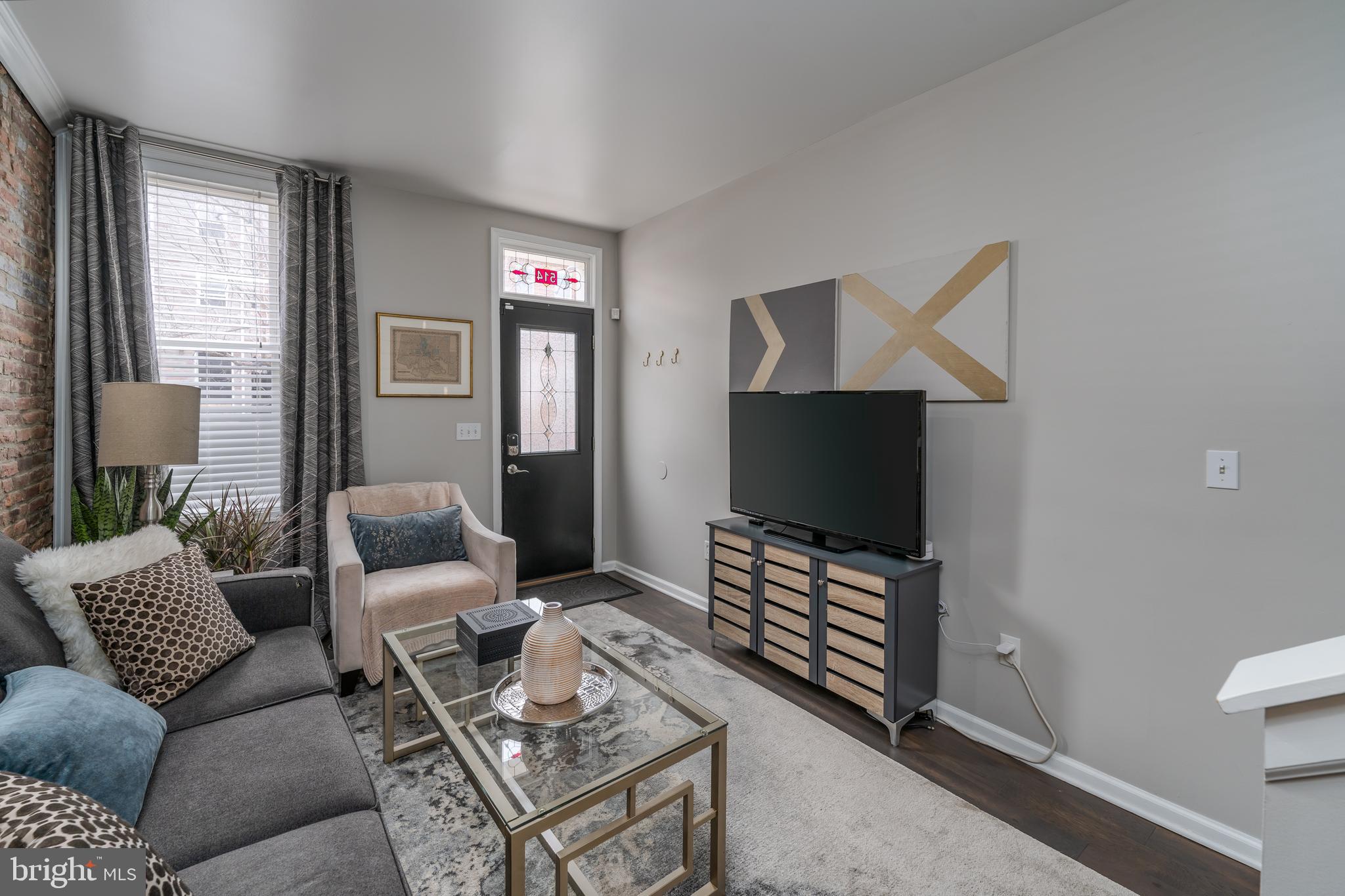 514 South Collington Avenue Baltimore, MD 21231 - Photo 6 of 40 Living Room