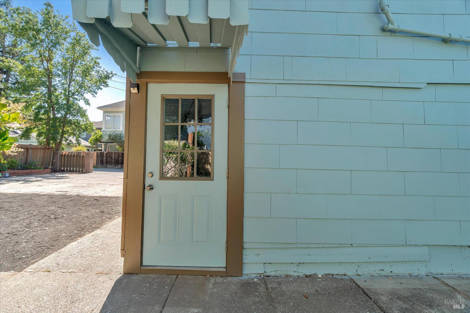 7 Bayview Street San Rafael, CA 94901 - Photo 56 of 79 a front view of a house with a porch