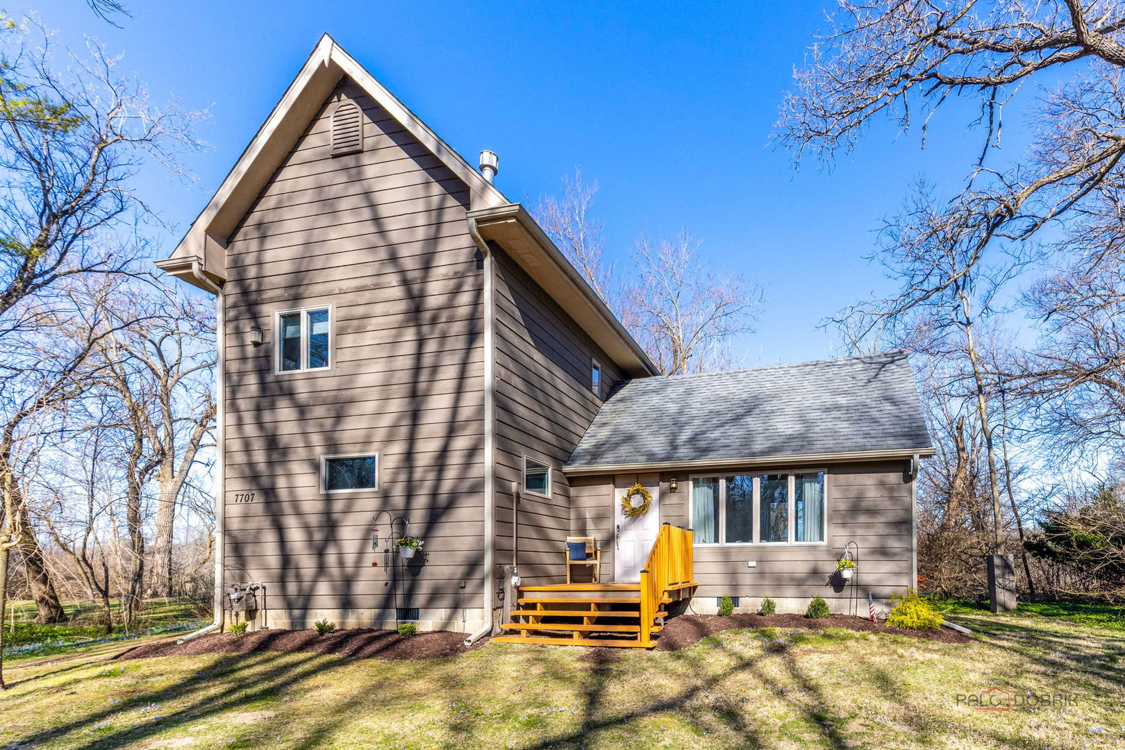 a view of a house with a yard