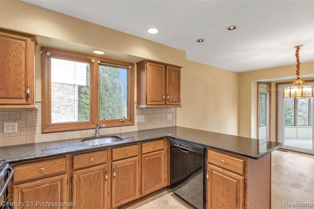 1605 Crestline Lane Rochester Hills, MI 48307 - Photo 13 of 43