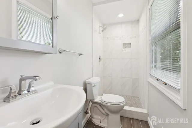 $725,000 | 5 Waverly Drive East, Edison, NJ 08817