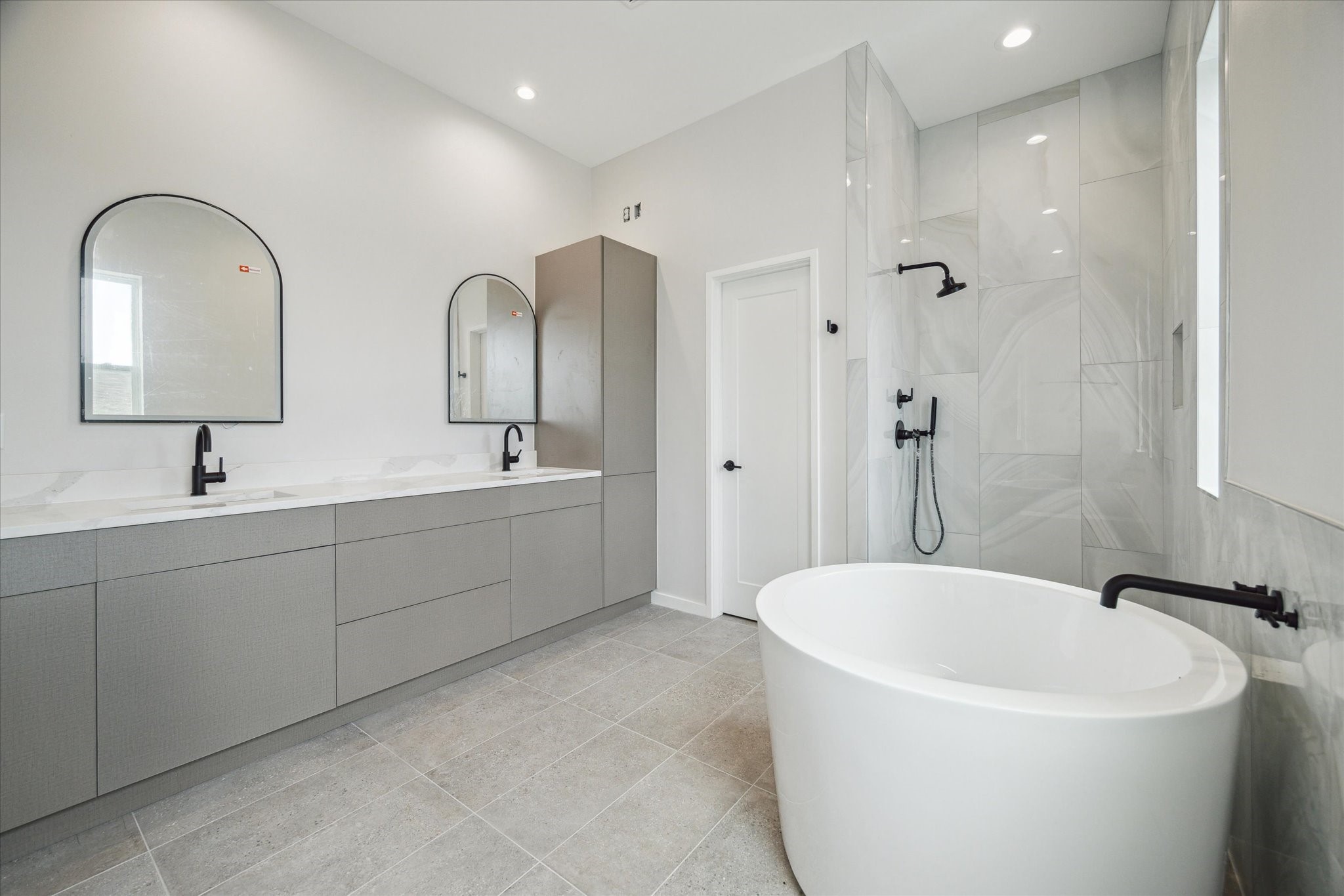3908 Zina Way Houston, TX 77018 - Photo 20 of 33 a bathroom with a bathtub sink and mirror
